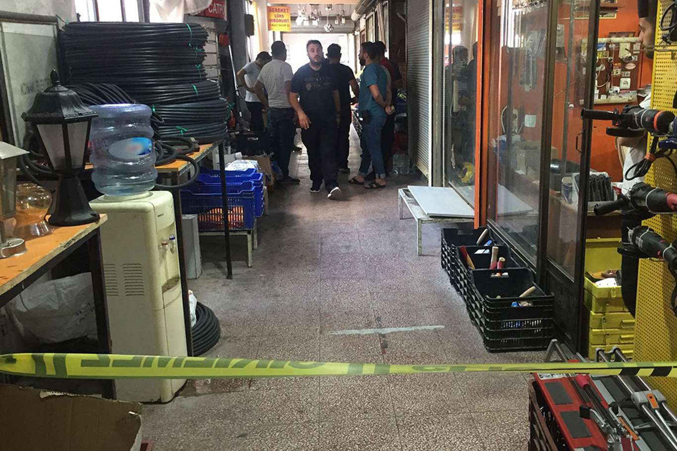 Adana’da iş yerine yönelik silahlı saldırıda 1 kişi hayatını kaybetti Adana’da iş yerine yönelik silahlı saldırıda 1 kişi hayatını kaybetti